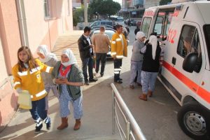 İş&ccedil;i minib&uuml;s&uuml; otomobille &ccedil;arpıştı