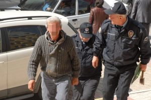 Ayrıldığı eşinin evinin kapısını balta ile kırdı