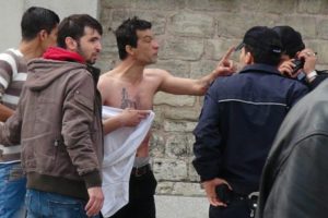 Taksim'de 'seyyar satıcı-zabıta' kavgası