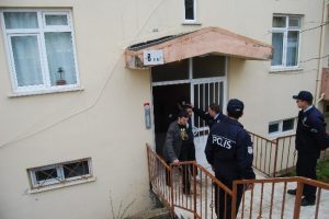 Hırsızlar girdikleri apartmanda kıskıvrak yakalandı
