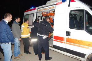 Alkol&uuml; sahıs polis ve sağlık ekiplerine zor anlar yaşattı