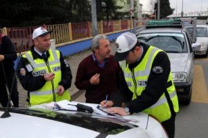 Denetlemeden sonra emniyet kemerlerini &ccedil;ıkardılar ve...