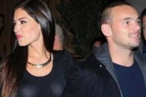 Sneijder ve eşine ara&ccedil; yasağı