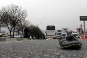 Yolun karşısına ge&ccedil;mek isterken otomobilin altında kaldı