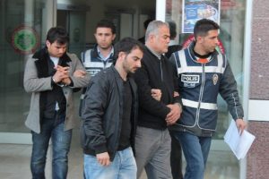 Esrar ka&ccedil;ak&ccedil;ıları mandırada yakalandı