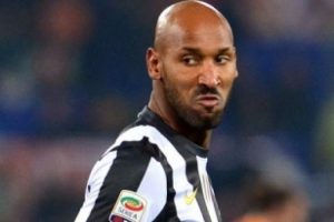 Anelka g&ouml;z&uuml;n&uuml; kupalara dikti