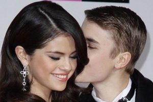 Selena Gomez Justin'i &ccedil;oktan unuttu