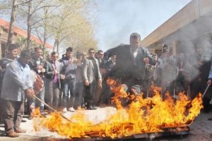 Şanlıurfa'da protokol Nevruz ateşinin &uuml;zerinden atladı
