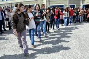 &Ouml;ğrencilerden halaylı t&uuml;rk&uuml;l&uuml; Nevruz kutlaması