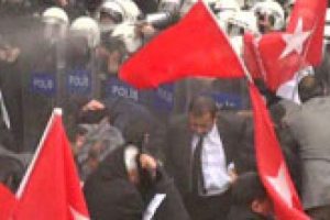 İşçi Partililere polis müdahalesi