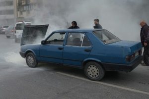 Yanan araca vatandaşlar m&uuml;dahale etti