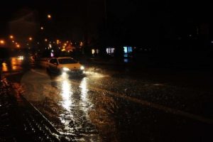 İzmir'in caddeleri g&ouml;le d&ouml;nd&uuml;