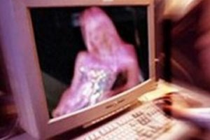 Porno sitede eşine rastladı