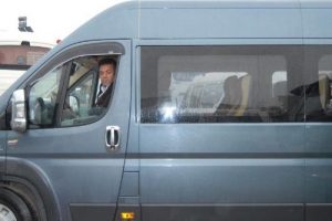 Protestocu şof&ouml;r&uuml;n minib&uuml;s i&ccedil;inde ikinci g&uuml;n&uuml;