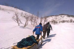 Kanamalı hasta kızakla ambulansa ulaştırıldı