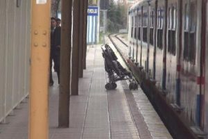 Tren istasyonunda bebek arabalı keşif