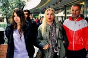 Ailece yemek yiyip film izlediler