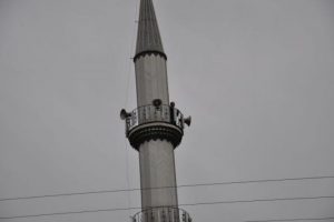 Hırsızı bulmak i&ccedil;in minareye &ccedil;ıktılar