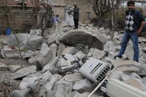 Fırtına Kayseri'yi yıktı ge&ccedil;ti