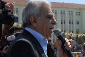 Ahmet T&uuml;rk K&uuml;rtleri uyardı