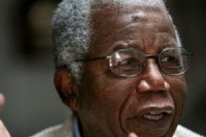 Chinua Achebe hayatını kaybettti