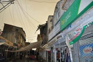 Adana'da şiddetli r&uuml;zgar &ccedil;atıları u&ccedil;urdu