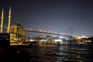 D&uuml;nya i&ccedil;in ışıklar kapatıldı