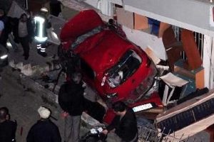 &Uuml;zerine otomobil d&uuml;şen ikizler kurtuldu, s&uuml;r&uuml;c&uuml; &ouml;ld&uuml;