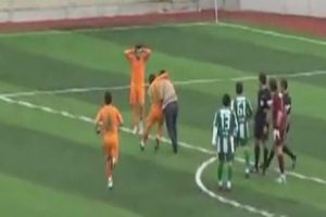 Gol ka&ccedil;ıran oyuncusunu b&ouml;yle kovaladı