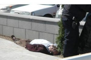 Oğlunu beklerken kalp krizinden &ouml;ld&uuml;