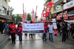 İzmir'de TGB'li gen&ccedil;ler YGS'yi protesto etti