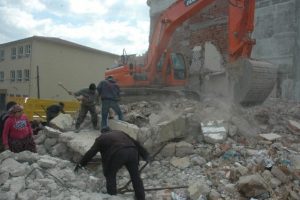 Canlarını tehlikeye atıp demir topladılar