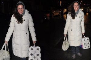 &Ouml;zge Borak Beren Saat'in aksine poşetleriyle poz verdi