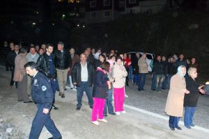 &Ccedil;ileden &ccedil;ıkan mahalle sakinleri yolu kapattı