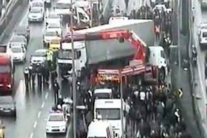 TIR, metrob&uuml;s yoluna girdi!