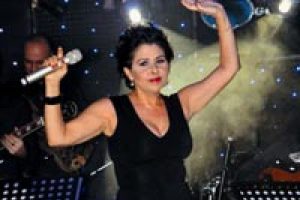 Nil&uuml;fer ve 40 kadın aynı sahnede
