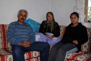 Kayıp kızlarını arıyorlar