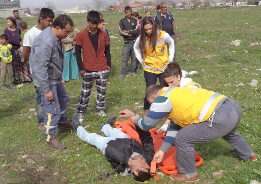 Lastiği patlayan otomobil tarlaya u&ccedil;tu