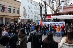 Adliye &ouml;n&uuml;nde halaylı protesto