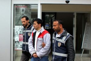 Hırsızı montundaki yazı yakalattı