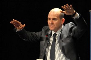 "İki şof&ouml;rl&uuml; araba" benzetmesi