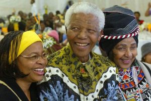 Mandela yeniden hastaneye kaldırıldı
