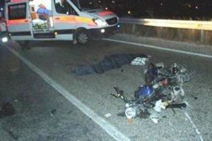 Motosiklet şarampole u&ccedil;tu