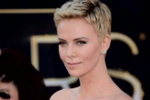 Charlize Theron iki filmle geliyor