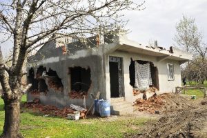 Yıldırım Belediyesi ka&ccedil;ak yapıları yıkmaya devam ediyor