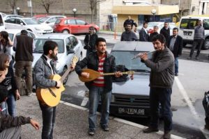 Tutuklu &ouml;ğrencilere sazlı s&ouml;zl&uuml; destek