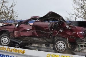 Tren otomobile &ccedil;arptı: 1 &ouml;l&uuml;, 1 yaralı