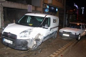 8 araca &ccedil;arptı, yaralı arkadaşlarını bırakıp ka&ccedil;tı