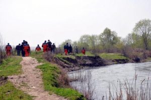 Polisten ka&ccedil;arken Dicle Nehri'ne atladı