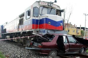 Tren otomobile &ccedil;arptı: 1 &ouml;l&uuml;